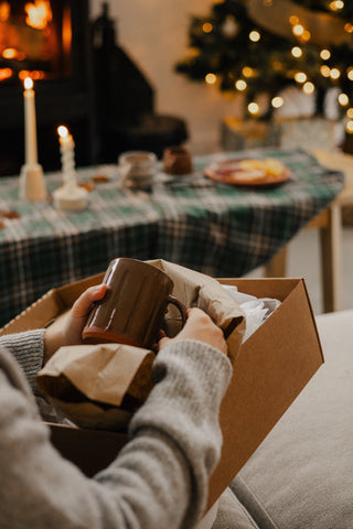 Préparer Noël avec douceur : cadeaux artisanaux et significatifs