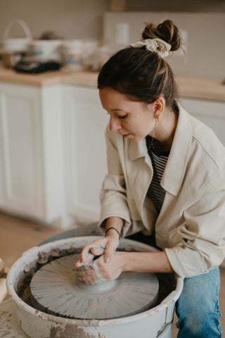 Bienfaits du travail manuel : pourquoi modeler l’argile apaise l’esprit